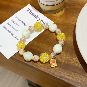 Charmante bracelet de perles en verre fleuri pour femmes, design de niche doux et élégant.
