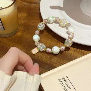Bracelet de perles en verre floral doux pour femmes, accessoire de bijoux style fée de niche.