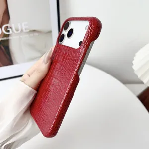 Vista detallada de una funda de teléfono de lujo con patrón de cocodrillo rojo para iPhone.