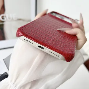 Detalle de funda iPhone de textura cocodrilo roja con aberturas precisas y estilo de lujo.