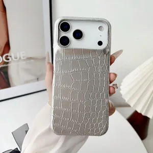 Vista detallada de la funda para iPhone con textura de cocodrilo plateada y protección.