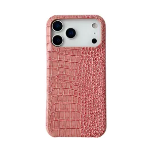Lujosa funda para teléfono con textura de cocodrilo rosa y acabado brillante protector.