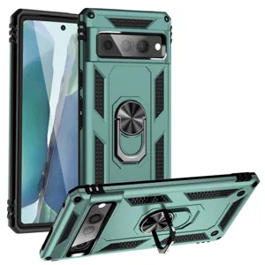 Detalle de funda de teléfono resistente con soporte de anillo metálico integrado y recortes precisos.