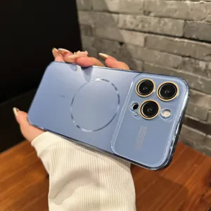 Detalle de funda de teléfono magnética galvanizada, anillo MagSafe fino, protección de cámara.