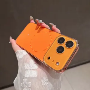 Vista detallada de la funda de teléfono magnética galvanizada con protección de cámara.