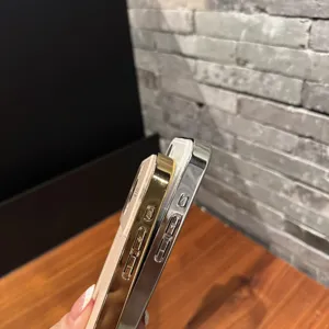Primer plano que muestra el perfil lateral galvanizado y los botones de las fundas magneticas.