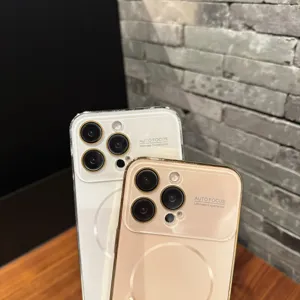 Detalle de funda de teléfono magnética galvanizada con protección de lente integrada.