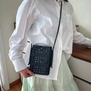 Borsa a tracolla intrecciata nera da donna, elegante borsetta svuotata per il telefono quotidiana.