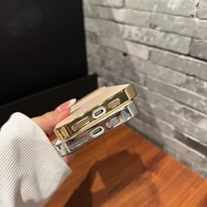 Detalle de funda de telefono con marco de metal galvanizado, recortes de precision para puerto de c