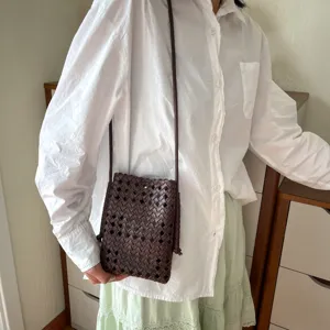 Borsa a tracolla in pelle intrecciata da donna, elegante borsetta casual marrone per uso quotidiano.