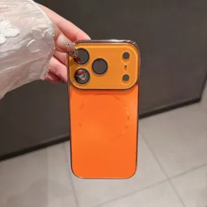 Primer plano de funda de teléfono magnética naranja brillante con protector de lente integrado.