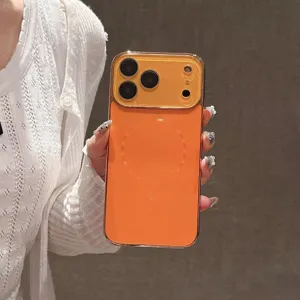 Vista detallada de la funda de teléfono magnética galvanizada con gran ventana de cámara.