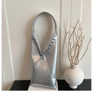 Vintage silver metallic hobo shoulder bag for women, stylish commuting underarm bag.