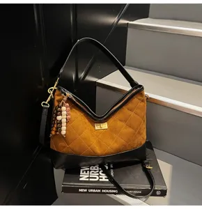 Borsa hobo trapuntata in camoscio vintage da donna, borsa tracolla pelle marrone con ciondolo.