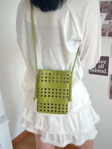 Borsa a tracolla mini intrecciata verde, elegante borsa porta cellulare traforata.