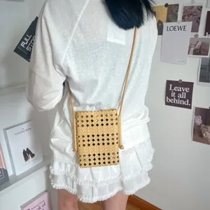 Vista dettagliata di una borsa a tracolla intrecciata elegante in stile lifestyle.