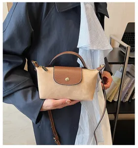 Mini bolso cruzado de lona con asa de solapa de cuero marrón para mujer estilo casual diario.