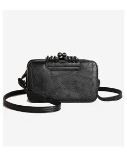 Sac bandoulière en cuir style punk noir avec clous métalliques et fermoir baiser.