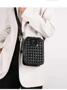 Sac bandoulière noir tendance style punk en cuir souple clouté avec chaîne en métal.