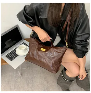 Retro brown quilted tote bag for women, large capacity shoulder bag for daily work and casual use.