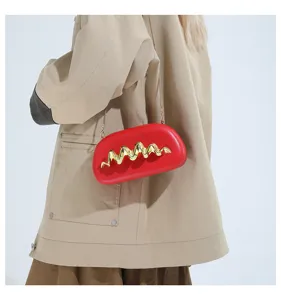 Schicke rote Abendtasche mit Kette und goldenem Wellenmuster fur stilvolle Damen.