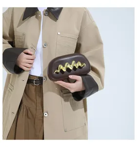 Elegante braune Damen Clutch Tasche mit goldener Wellen Metall Applikation fuer Abendpartys.