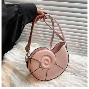 Sac bandoulière rose forme conque, joli design coquillage sac à main pour femme détail vue.