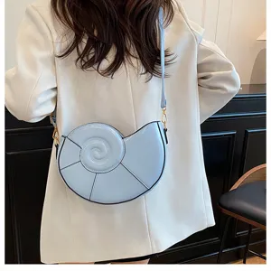 Vue detaille du sac a bandouliere coquillage bleu clair design en spirale unique charmant.