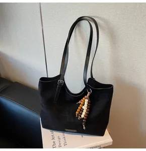 Schwarze Wildleder Shopper Tasche für Damen, große Umhängetasche mit perlenanhänger.