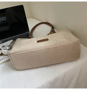 Detailansicht der Retro Wildleder Tote Bag, grosse Kapazitaet, Freizeittasche fuer Herbst.