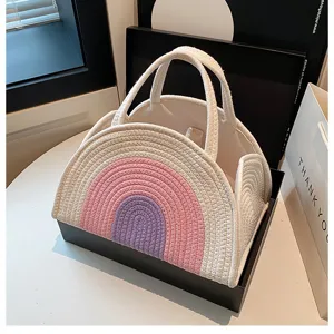 Panier à couches bébé en corde de coton détail, rangement tissé motif arc-en-ciel avec poignées.