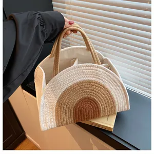 Panier à couches en corde de coton tissé avec séparateurs internes, rangement pratique.