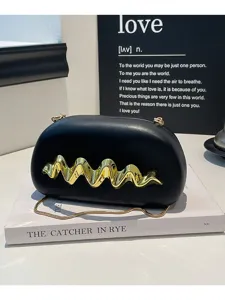 Schicke schwarze Abend-Clutch mit goldener Wellen-Dekoration und Kette für Damen.