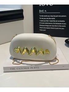 Weiße Abendtasche Clutch mit goldenem Wellen-Metalldetail und schicker Kette für Damen.