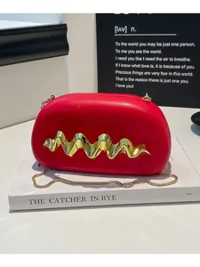 Rote Hardcase Abendtasche Clutch mit Goldkette und stilvoller wellenförmiger Metalldekor.