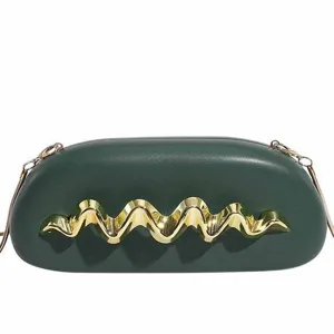 Grüne harte Clutch Tasche mit metallic goldenem Wellenmuster und Kette für Damen.