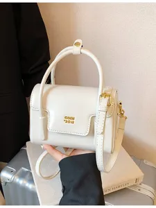 Sac à main rétro blanc pour femme, élégant petit sac bandoulière carré avec logo métallique doré.
