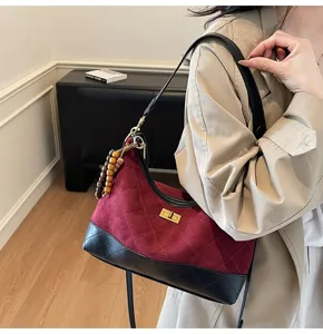 Borsa a spalla trapuntata in camoscio bordeaux con fondo in pelle nera e perline di legno.