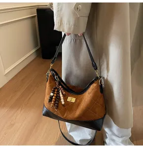 Borsa a spalla trapuntata in camoscio marrone dettaglio con catena e ciondolo di perline.