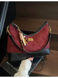 Borsa a tracolla vintage in camoscio trapuntato da donna, borsa hobo bordeaux con catena.
