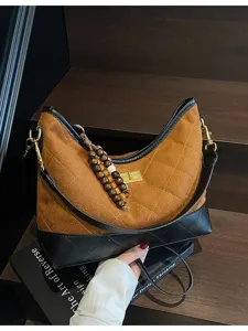Borsa a tracolla hobo trapuntata in pelle scamosciata marrone retrò con chiusura.