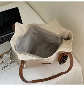Beige Canvas Tote Tasche Innendetail mit braunen Ledergriffen und Holzperlen.