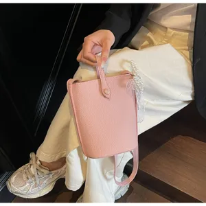 Vue détaillée du sac bandoulière rose en cuir style coréen tendance avec nœud de perles.
