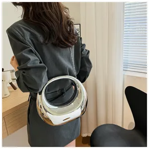 Primer plano detallado que muestra el diseño de anillo plateado moderno del bolso de moda.