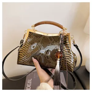 Vista dettagliata borsa a mano retrò stampa serpente con manico in legno e chiusura elegante.