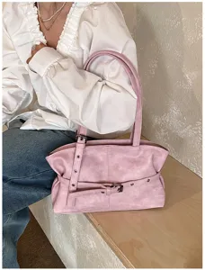 Borsa a tracolla rosa vista dettaglio con grande capacità alla moda e fibbia elegante.