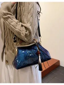 Borsa a tracolla vintage in pelle serpente blu, grande borsa da donna elegante e chic.