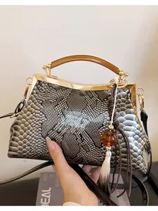 Borsa a tracolla vintage in pelle di serpente con montatura in metallo e manico.