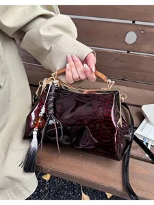 Borsa a mano retrò effetto serpente rosso con manico in legno e nappa elegante.