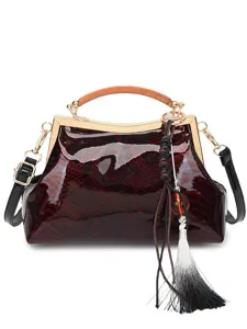 Borsa a tracolla da donna vintage con motivo pelle di serpente e chiusura a scatto elegante.
